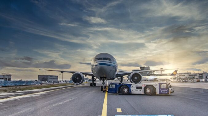 airplane-4974678_960_720